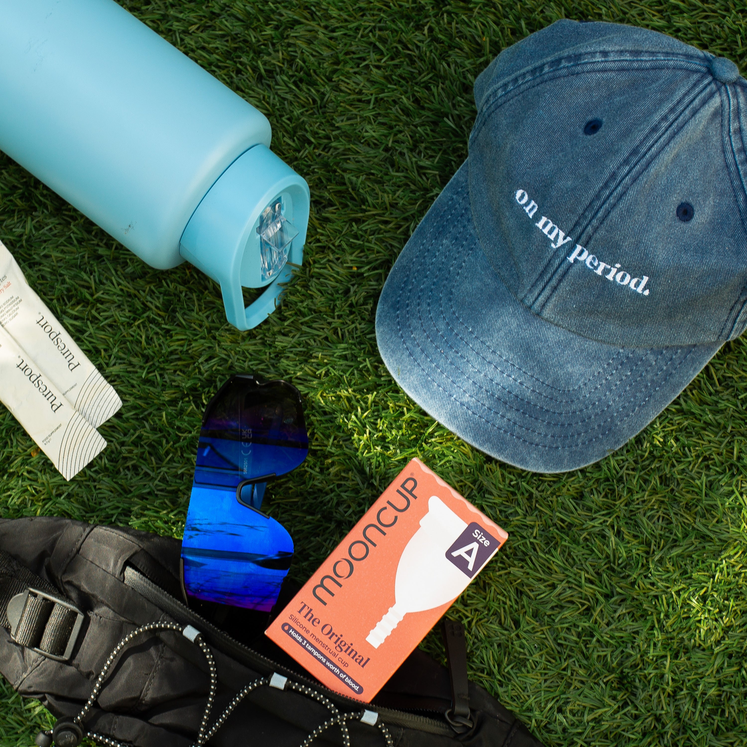 mooncup-cup-cap-bundle-coppetta-original-cappellino-on-my-period image 2