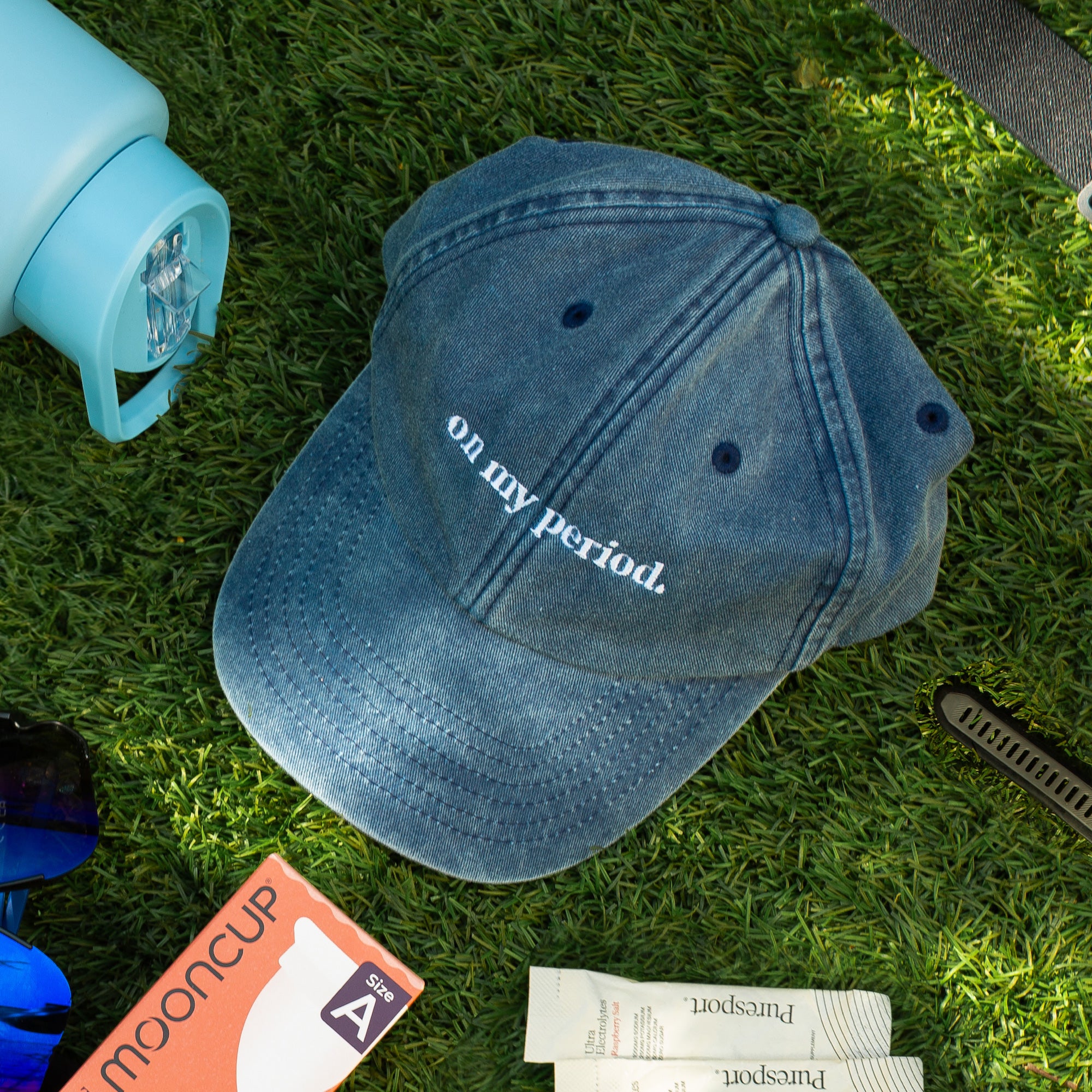 mooncup-cap-pants-bundle-cappellino-on-my-period-slip-mestruale image 3