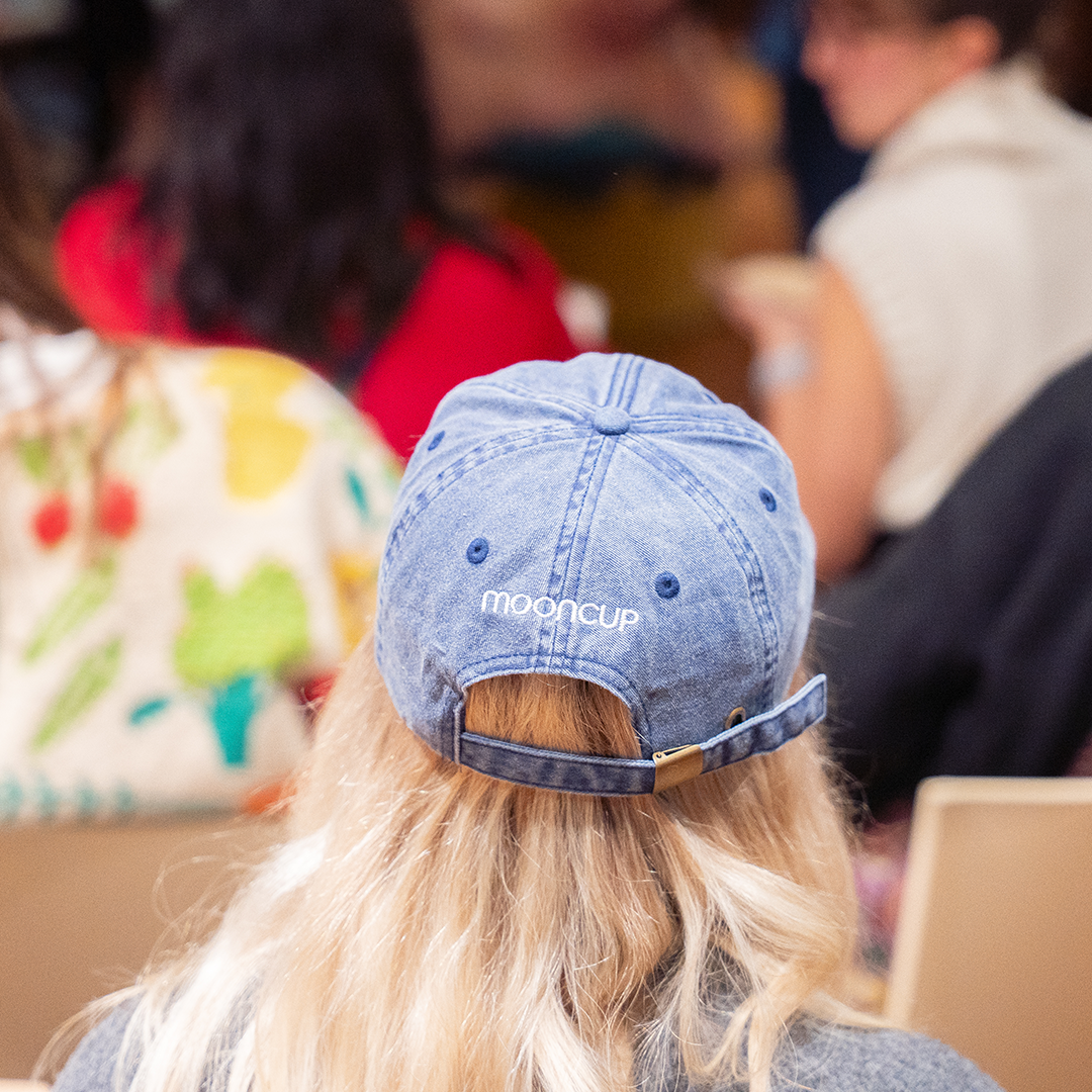 mooncup-cup-cap-bundle-coppetta-original-cappellino-on-my-period image 8